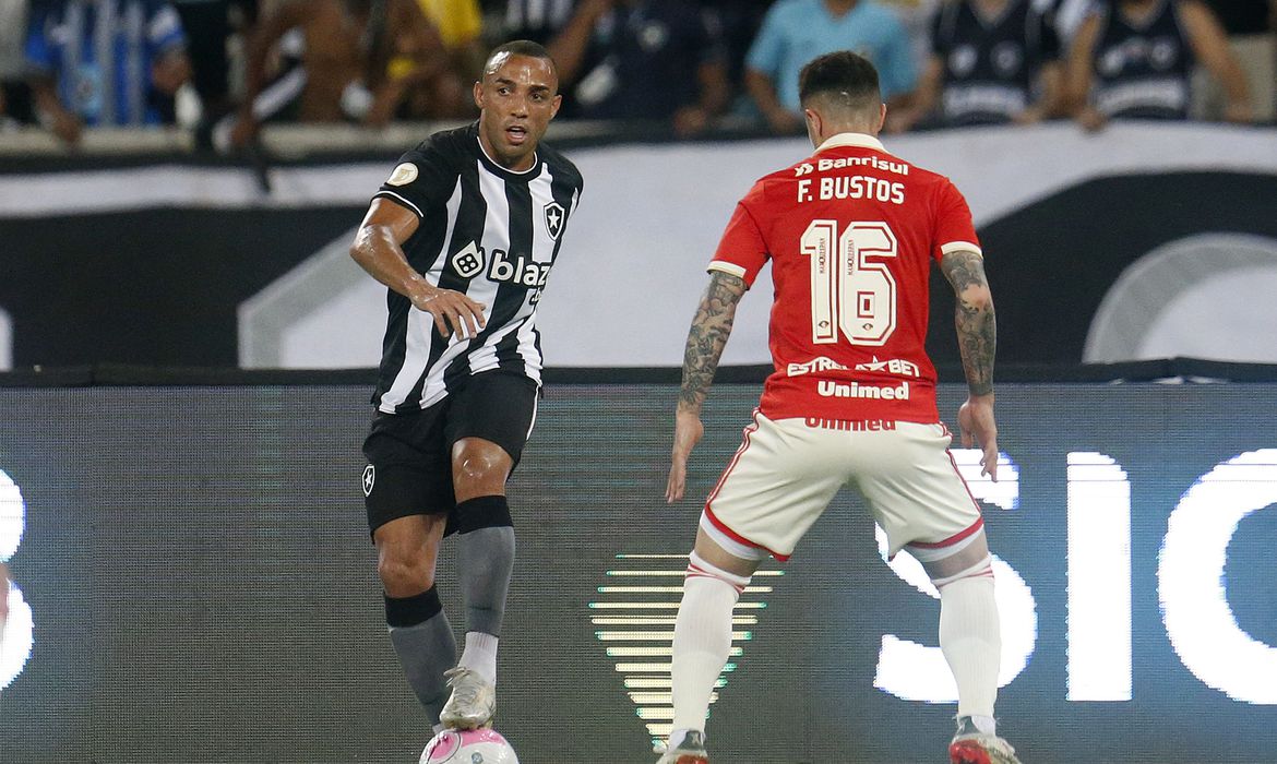 Botafogo recebe o Inter na abertura da 19ª rodada do Brasileiro neste sábado (12)