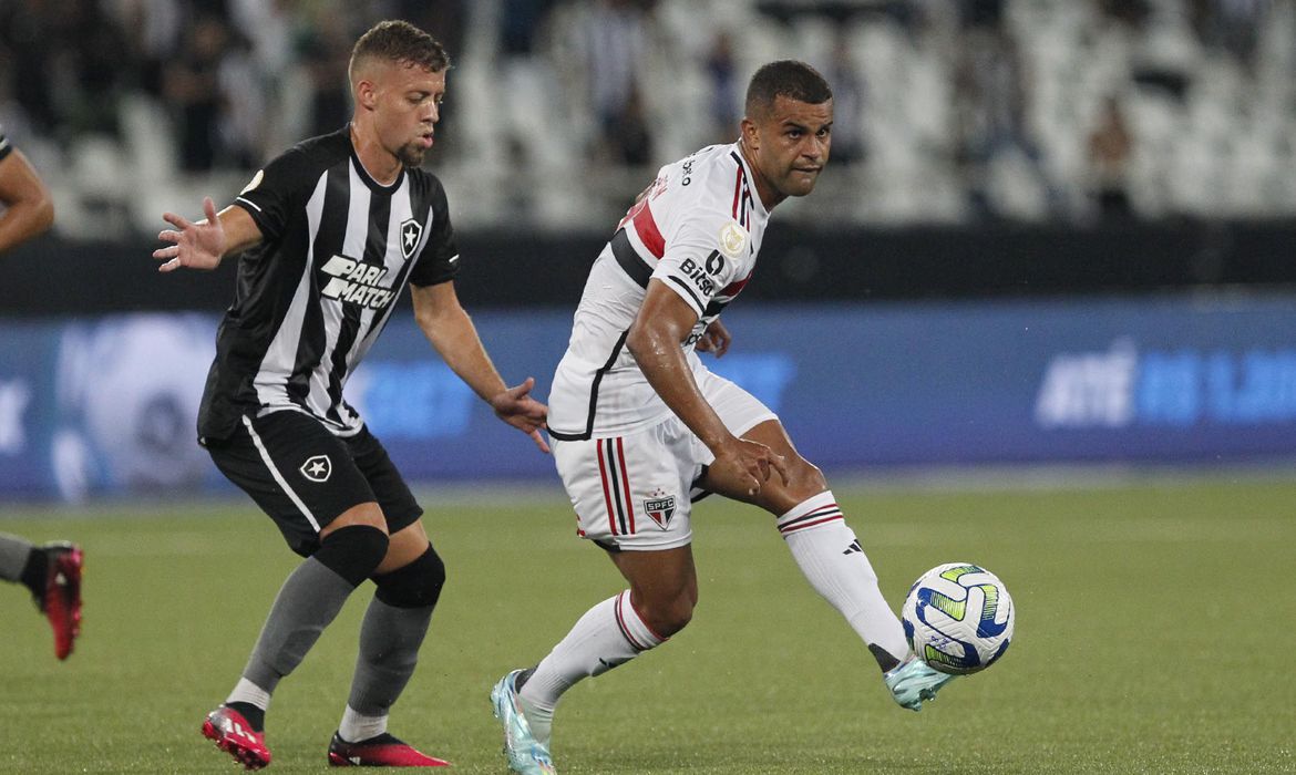 São Paulo tenta tirar pontos do líder Botafogo no Morumbi