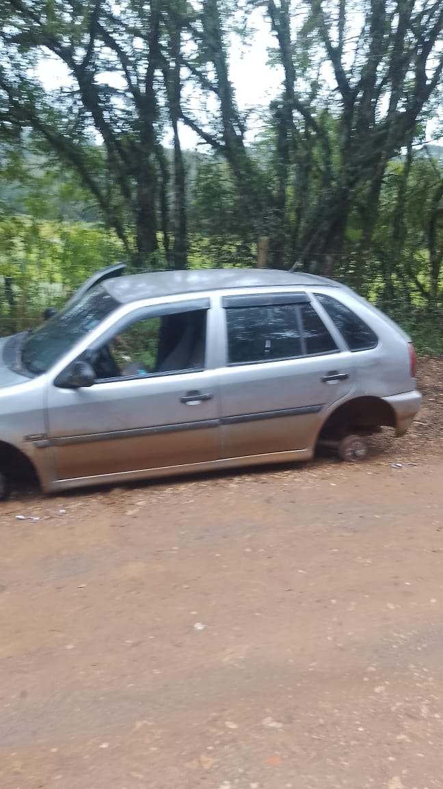 Polícia Militar recolhe carro depenado e abandonado em Ponta Grossa