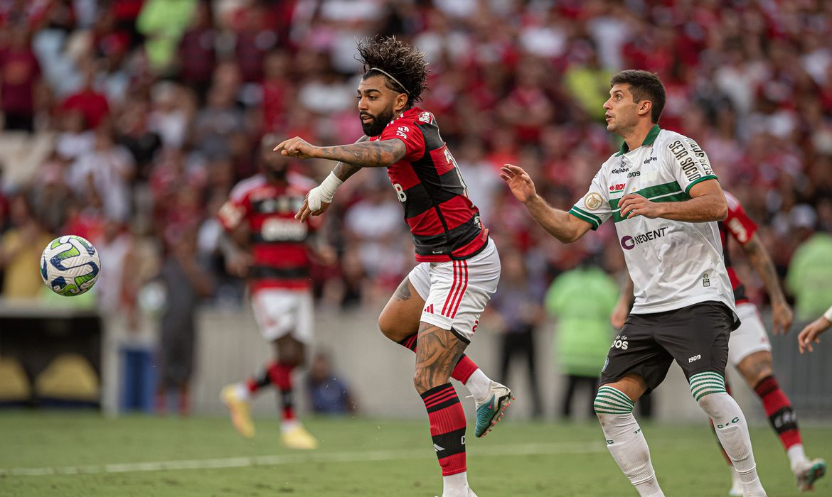 Flamengo duela com o Coritiba no Couto Pereira pela 20ª rodada da competição