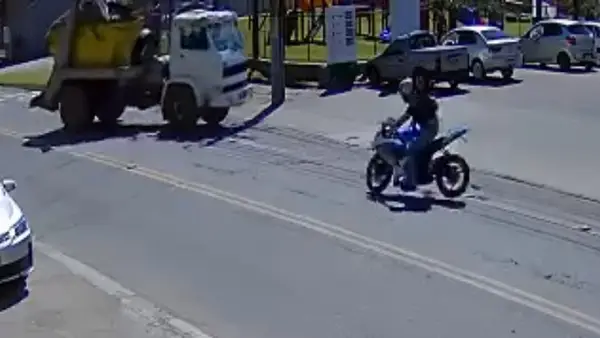 Vídeo: motociclista morre e fica preso embaixo de caminhão após grave acidente