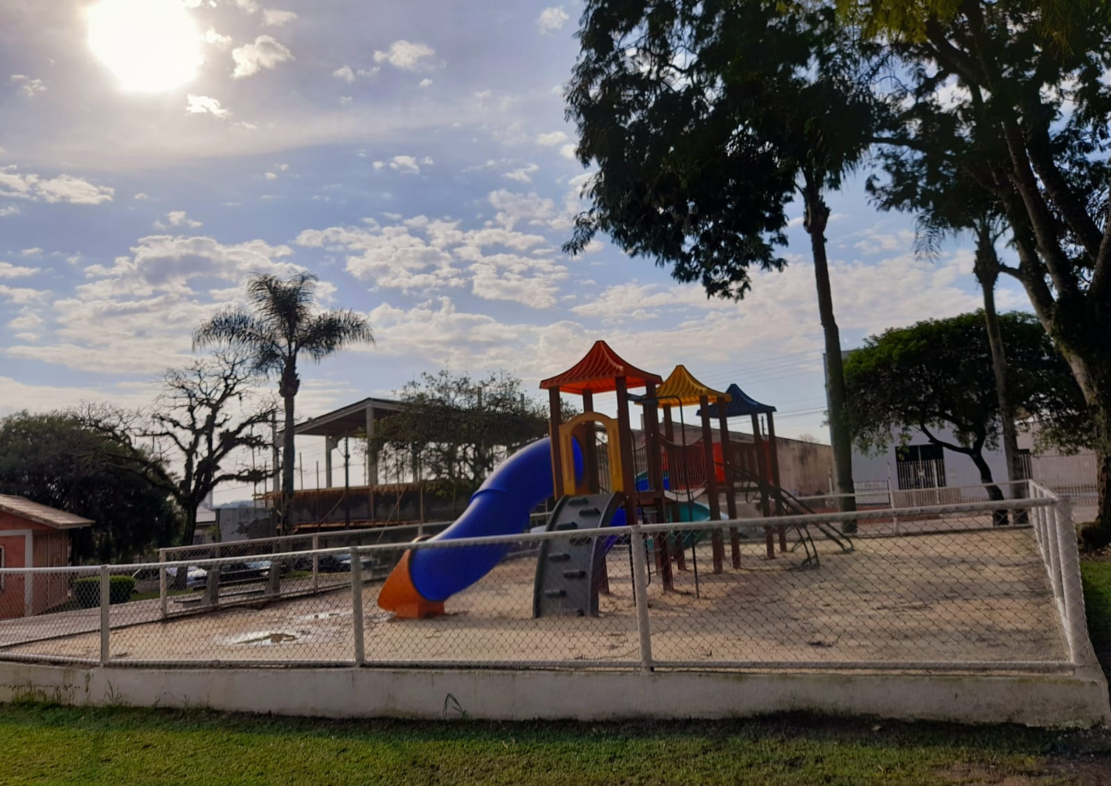 Moradores relatam choque elétrico em brinquedo de parque infantil em Castro