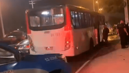 Bandidos lançam bomba contra ônibus e explosão deixa três pessoas feridas
