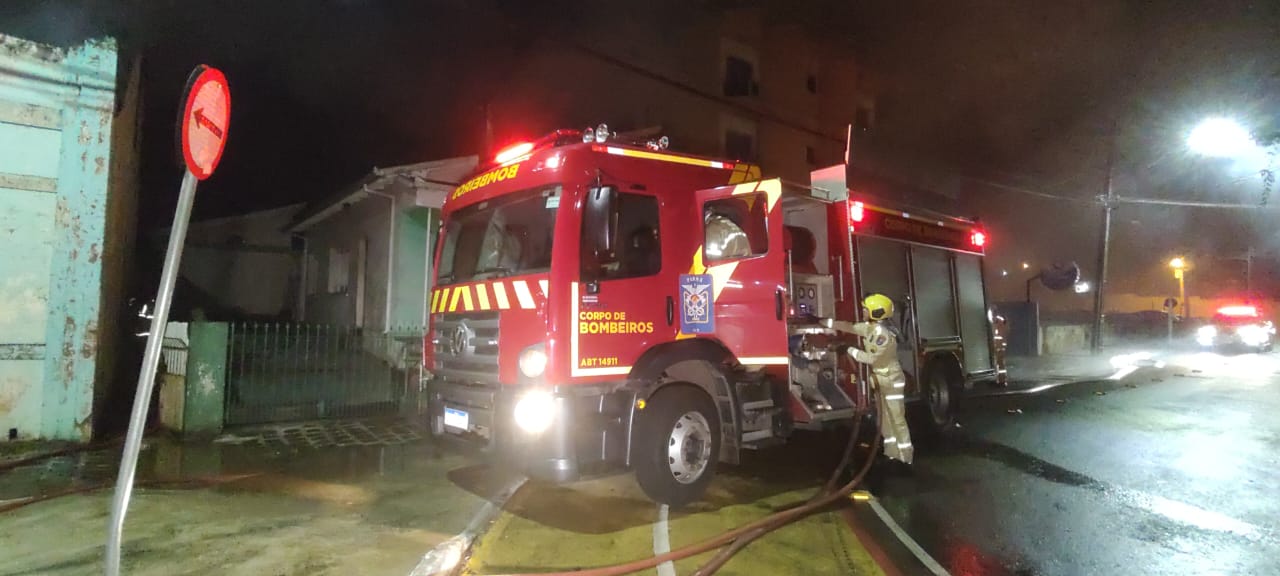 Casarão abandonado é destruído pelo fogo em Ponta Grossa