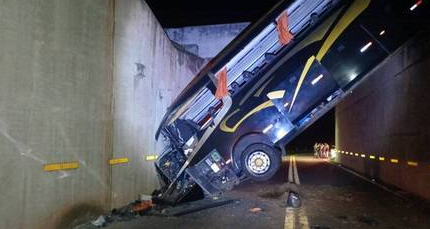 Motorista perde o controle e ônibus de turismo cai de viaduto deixando 30 pessoas feridas