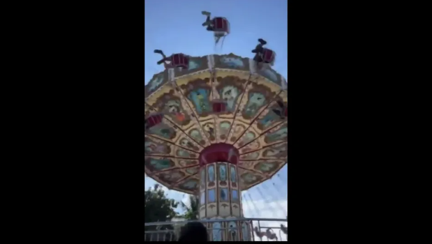 Balanço se solta de brinquedo e mulher é arremessada no ar em parque de diversão