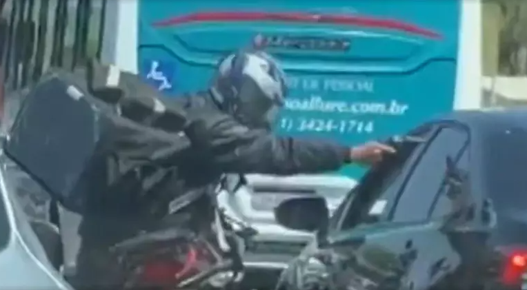 Motociclista tenta assaltar motorista parado em semáforo, mas revólver falha