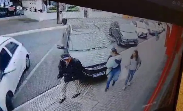 Carro invade calçada e mulher com bebê no colo é prensada contra parede em Castro