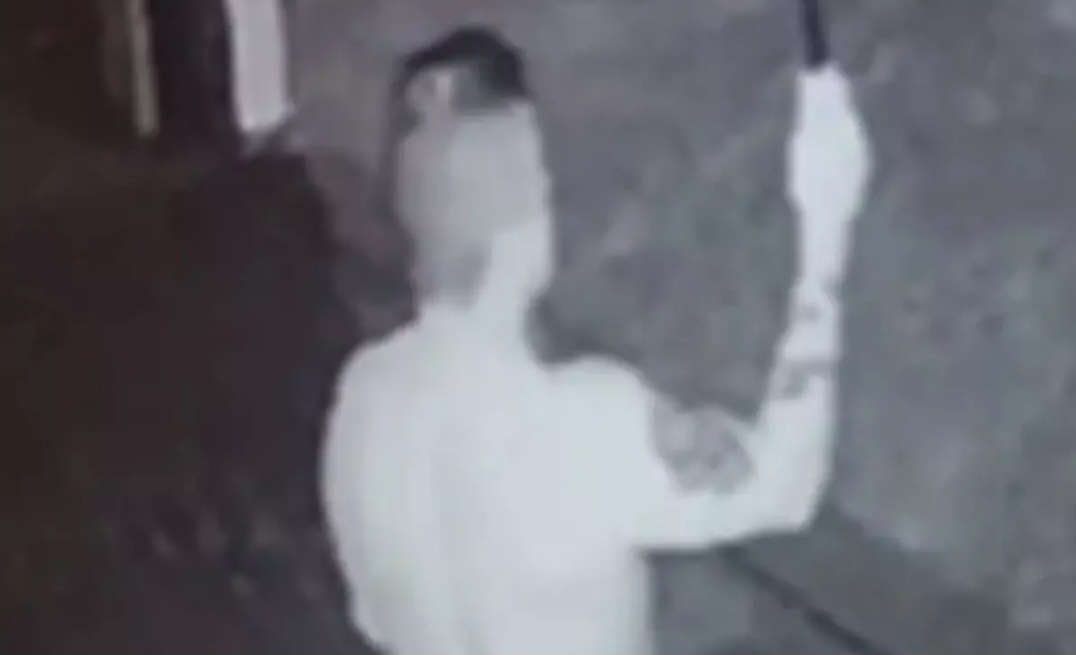 Vídeo: Homem invade condomínio com faca e ameaça moradores no Paraná