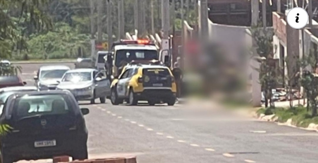 Vídeo: Mulher é surpreendida por policial dormindo no sofá de sua casa no PR