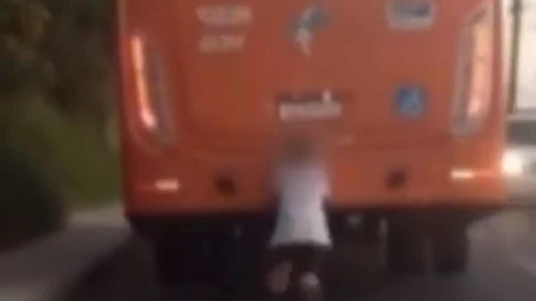 Vídeo: Criança é flagrada pendurada em ônibus da VCG em PG