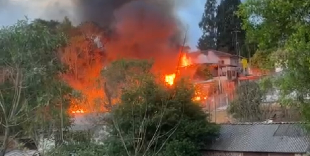 Vídeo: três casas pegam fogo na região do tronco nos Campos Gerais