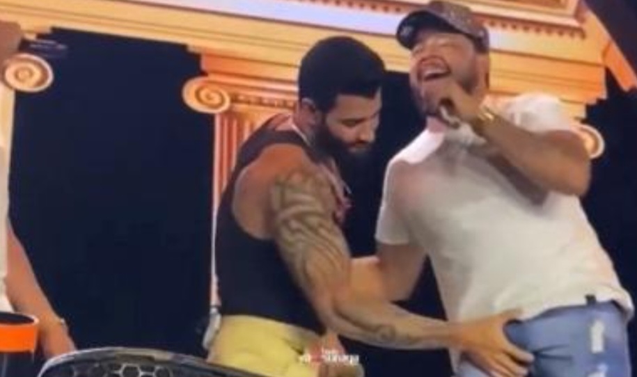 VÍDEO: Gusttavo Lima passa a mão nas partes íntimas de cantor em cima do  palco