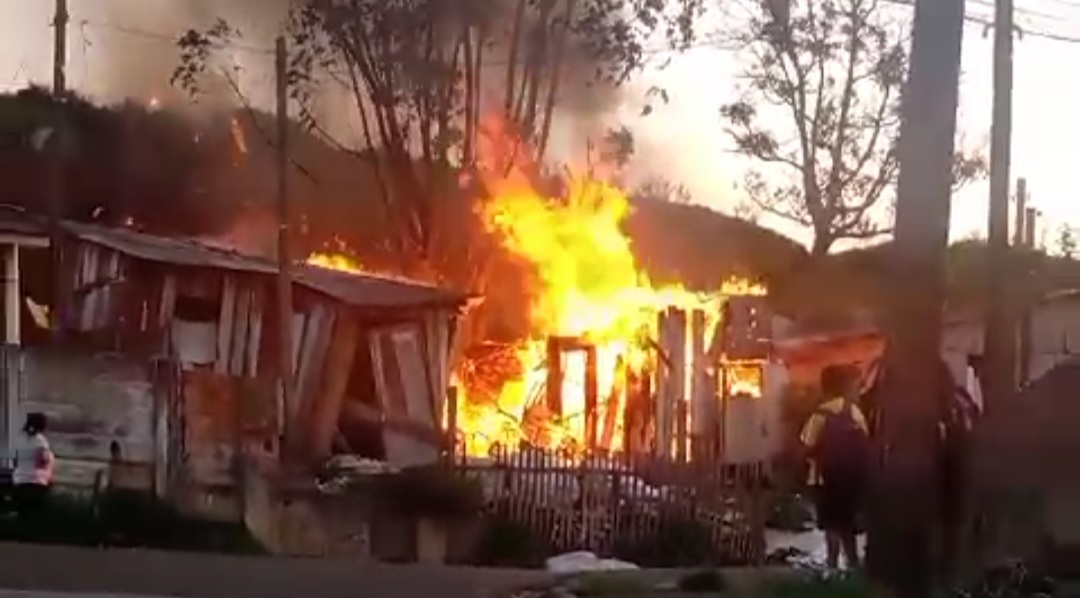 Vídeo: residência de madeira fica destruída por incêndio em bairro de PG