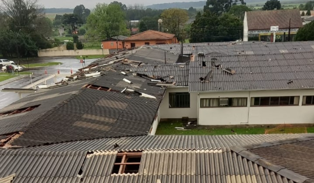 Vídeo: temporal deixa estragos em cidade no Paraná