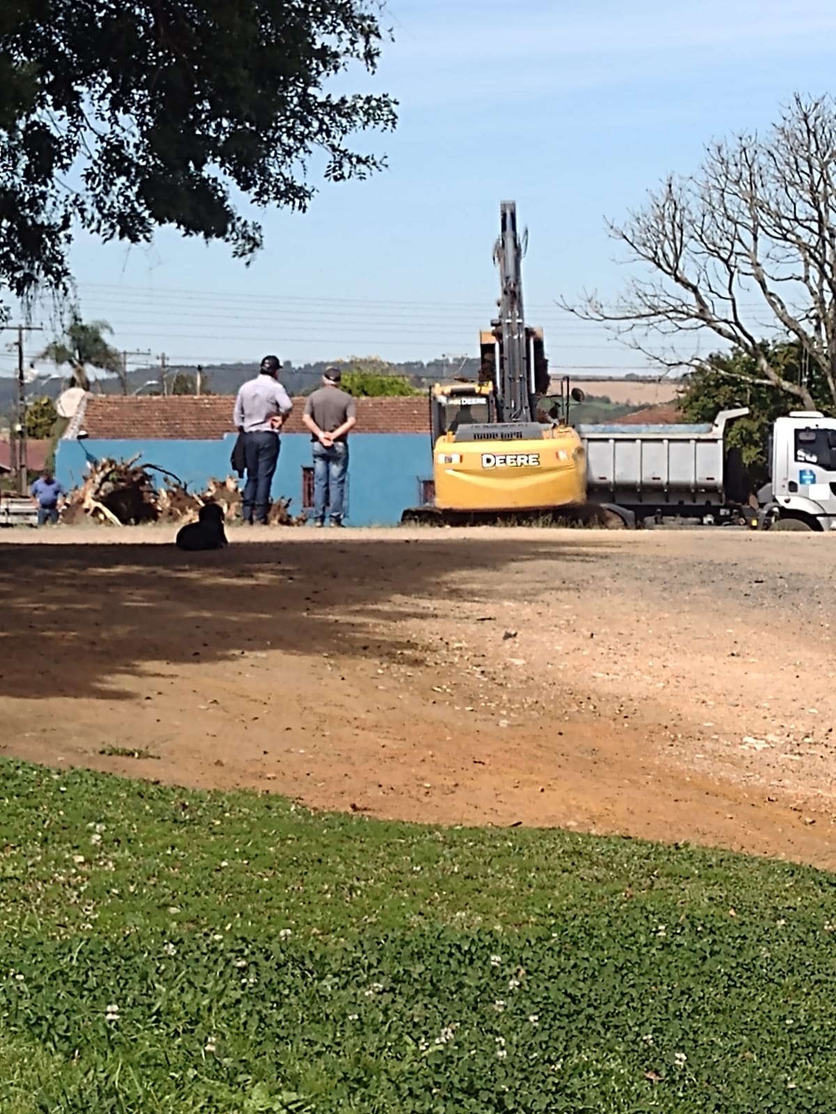 Moradores reclamam da construção de rua em Carambeí