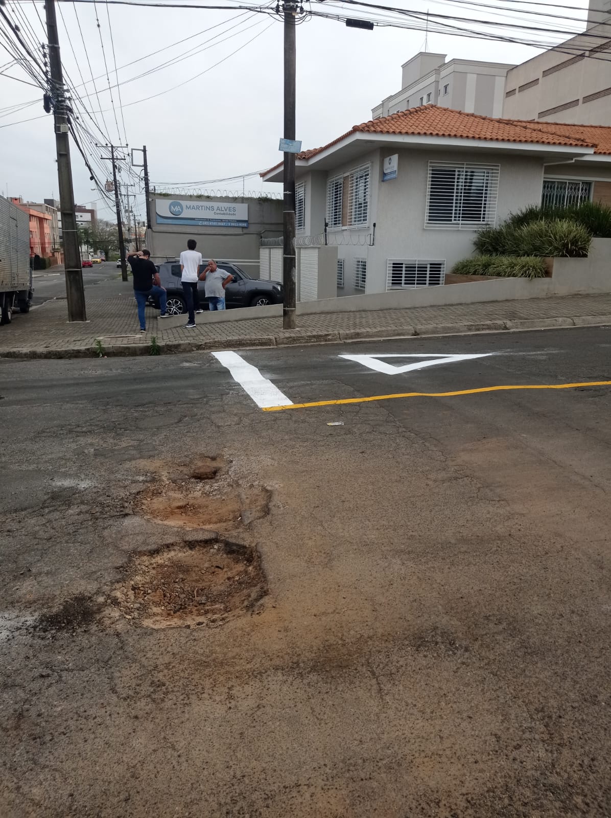 Prefeitura gasta R$ 11 mi em sinalização mas esquece de arrumar buracos em Ponta Grossa