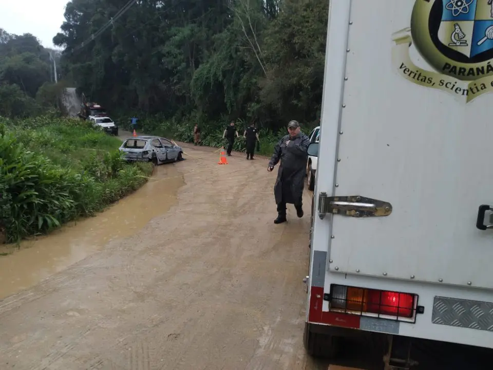 Cadáver é encontrado carbonizado dentro de carro e PM é acionada