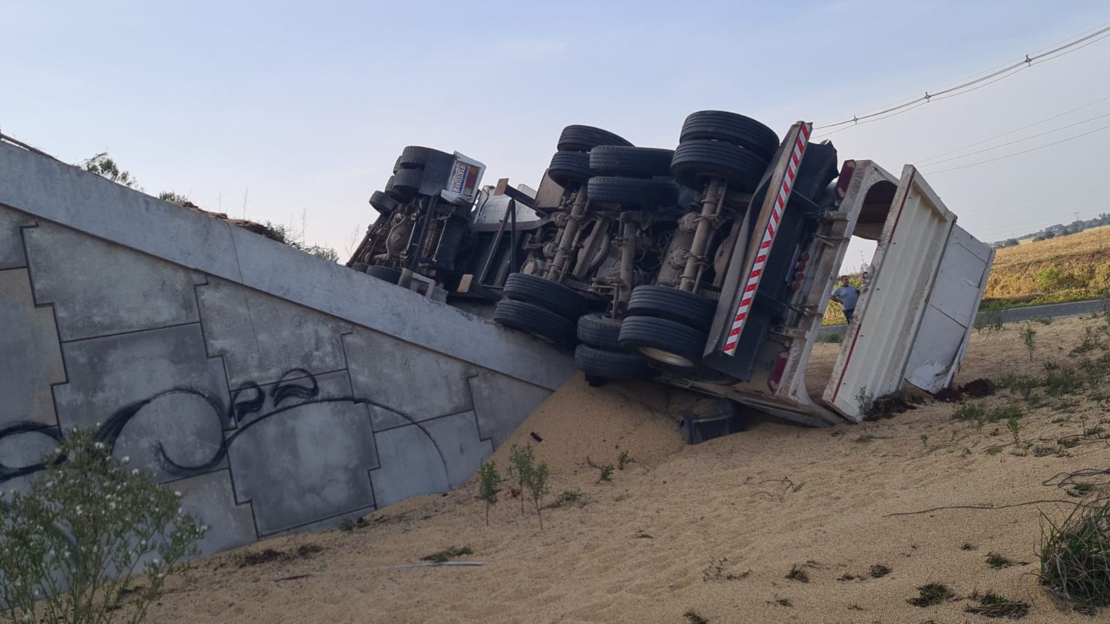 Caminhão despenca de viaduto em Ponta Grossa