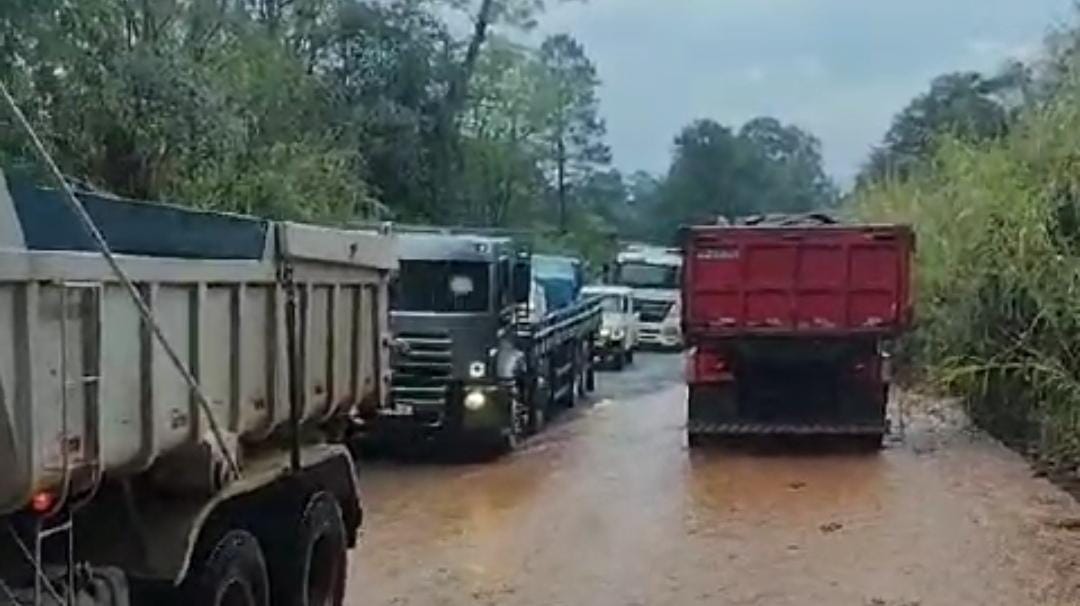 Vídeo: temporal alaga estradas da Bocaína, em Ponta Grossa