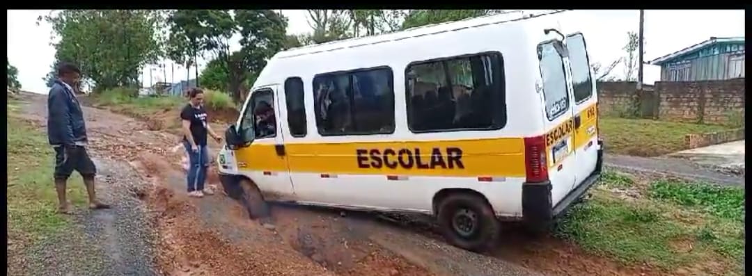 Vídeo: van escolar é engolida por cratera em Ponta Grossa