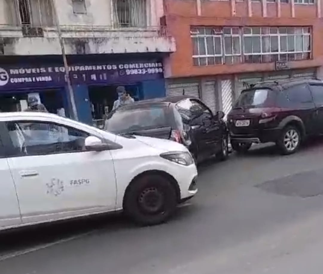 Vídeo: acidente envolvendo três automóveis deixa o trânsito lento em Ponta Grossa
