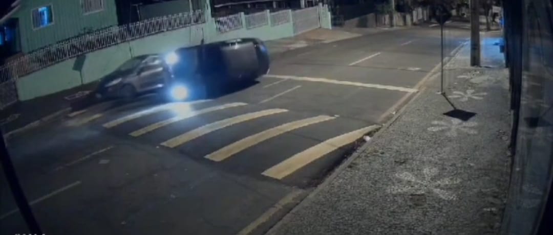 Vídeo: câmera de flagra colisão que terminou com veículo tombado em PG