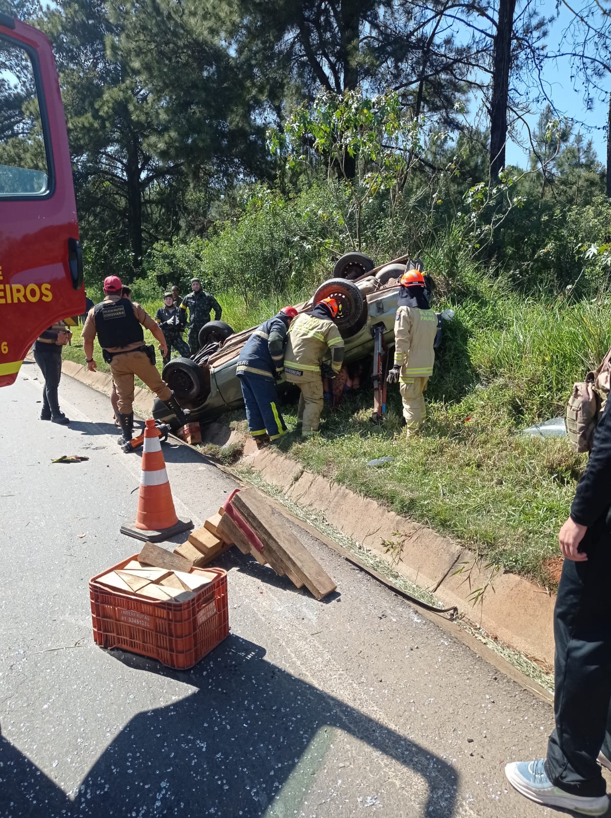 Capotamento deixa seis pessoas feridas na PR-340