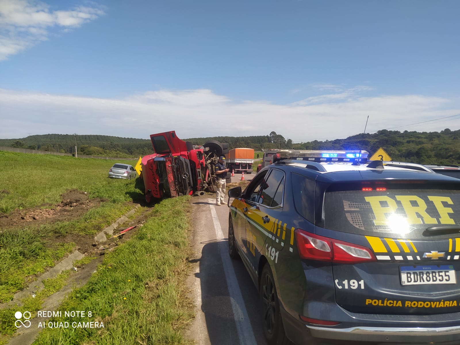 Caminhão tomba e acidente gera congestionamento de 10 km na BR-277, entre PG e Curitiba