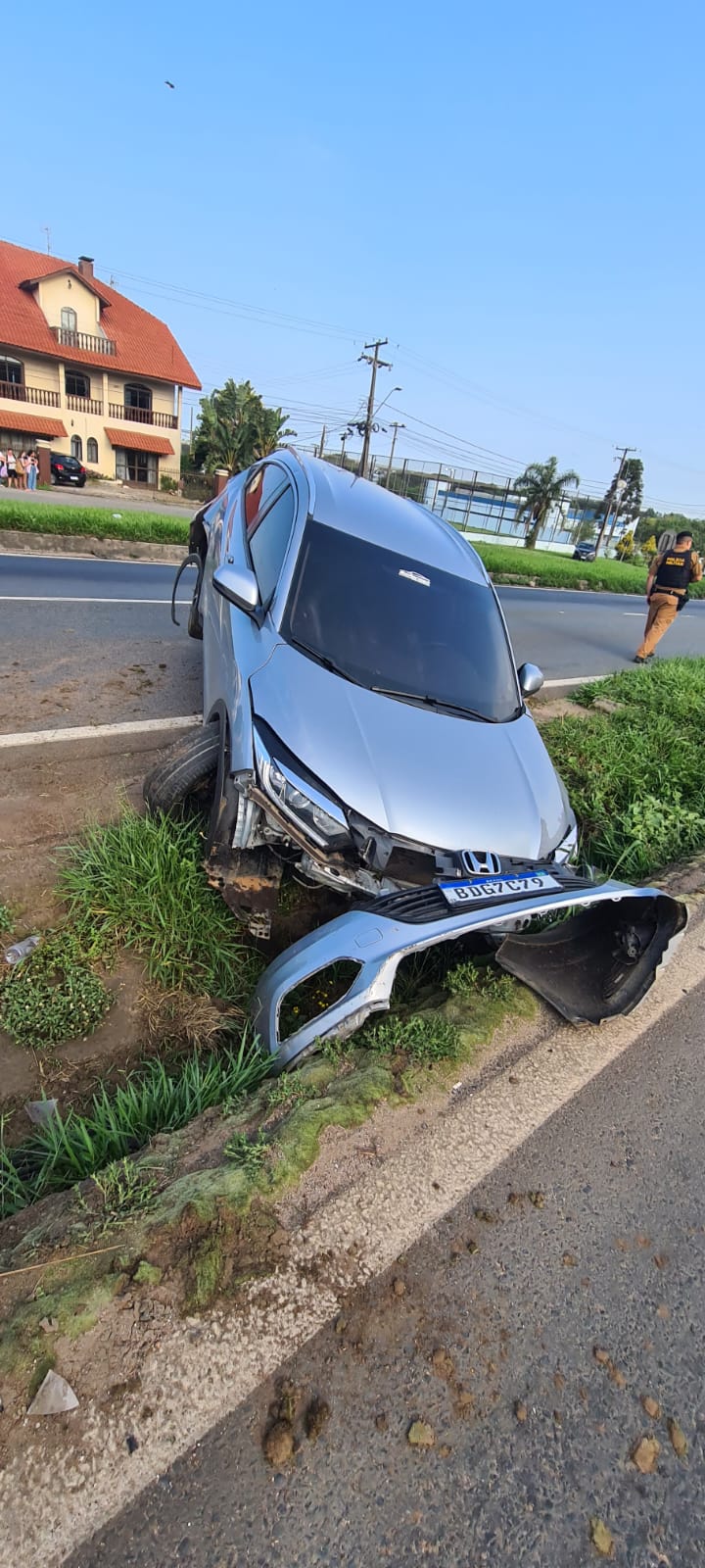 Três vítimas ficam feridas após acidente envolvendo dois veículos em Carambeí