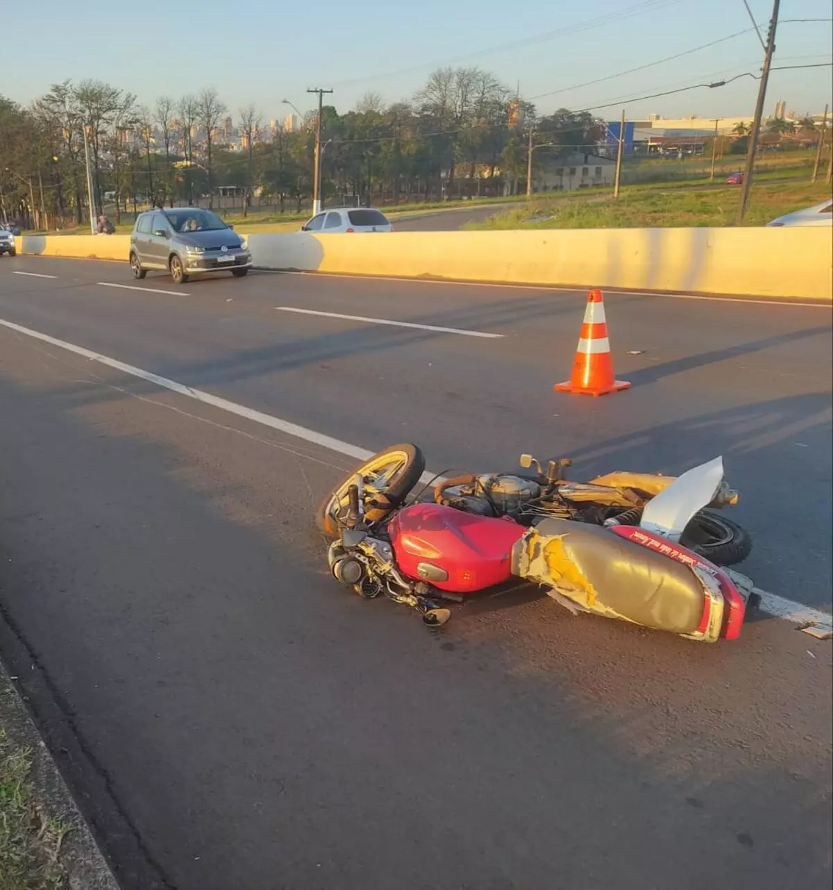 Motociclista morre após ter moto arrastada por 106 metros