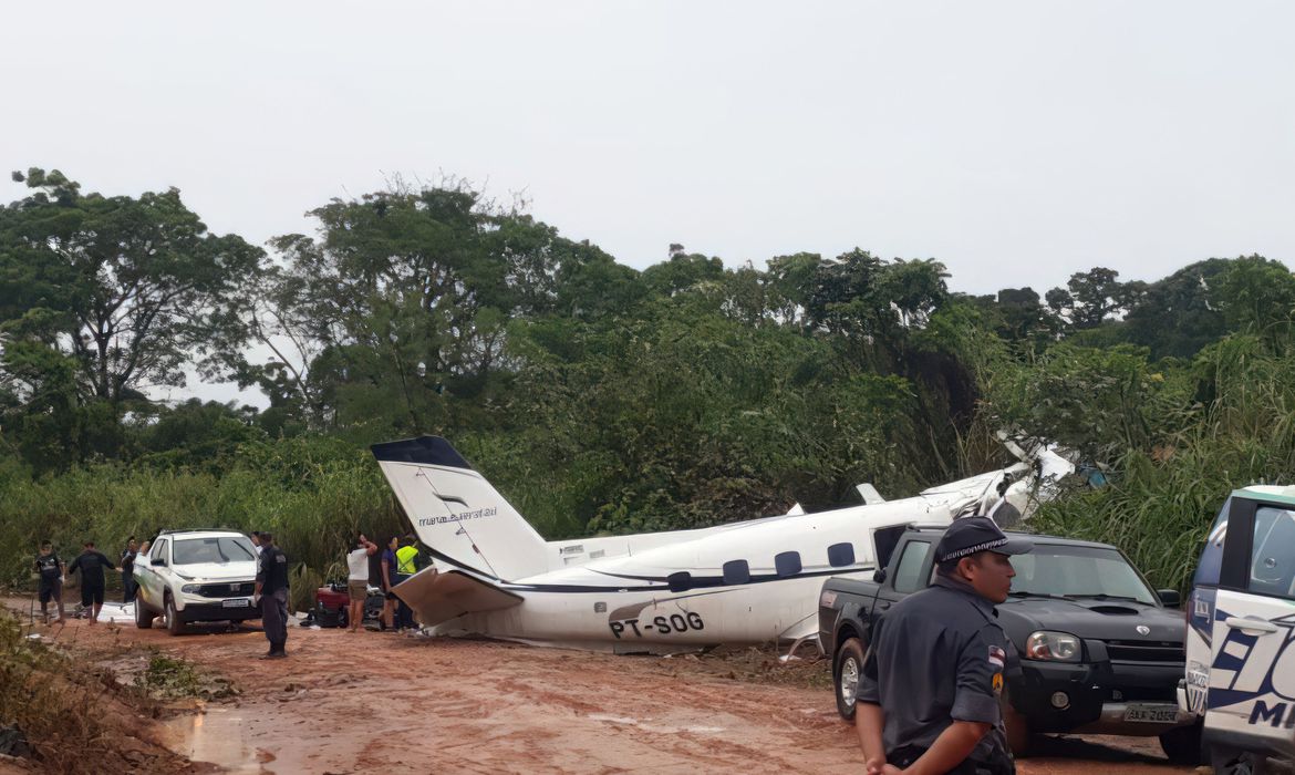 Avião cai no Amazonas e corpos das vítimas são encaminhados para Manaus