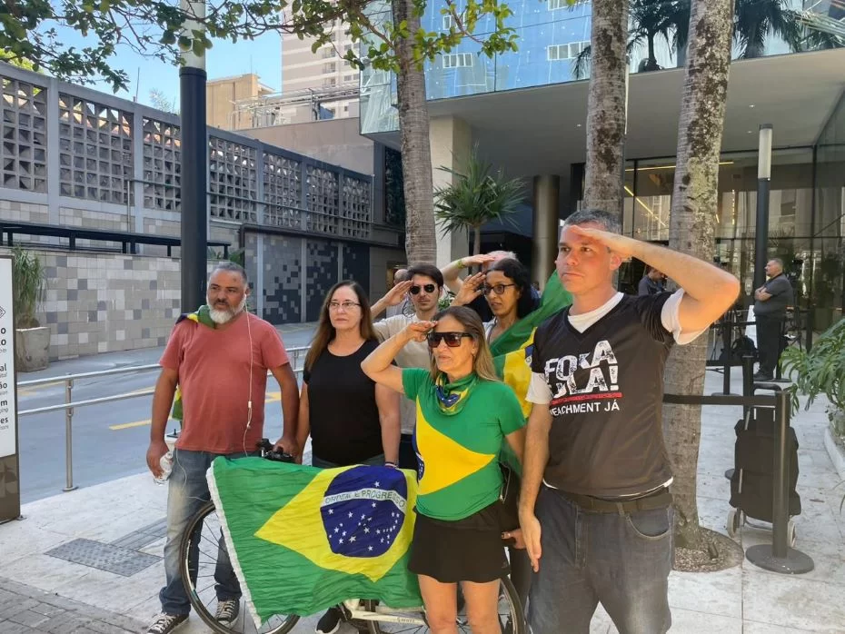 Bolsonaristas batem continência em frente a hospital onde está Bolsonaro