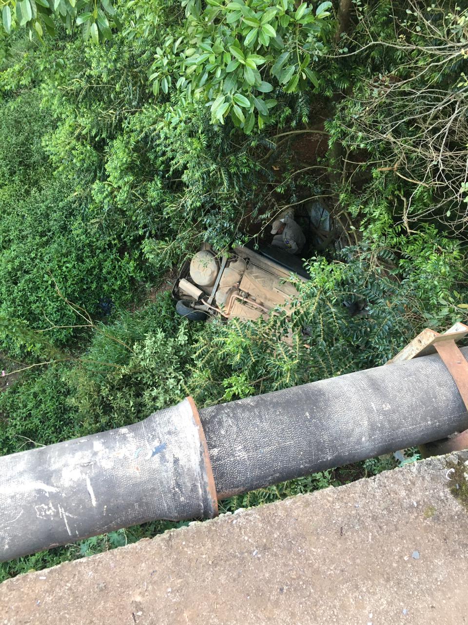 URGENTE: Carro cai de ponte que dá acesso ao Costa Rica em Ponta Grossa