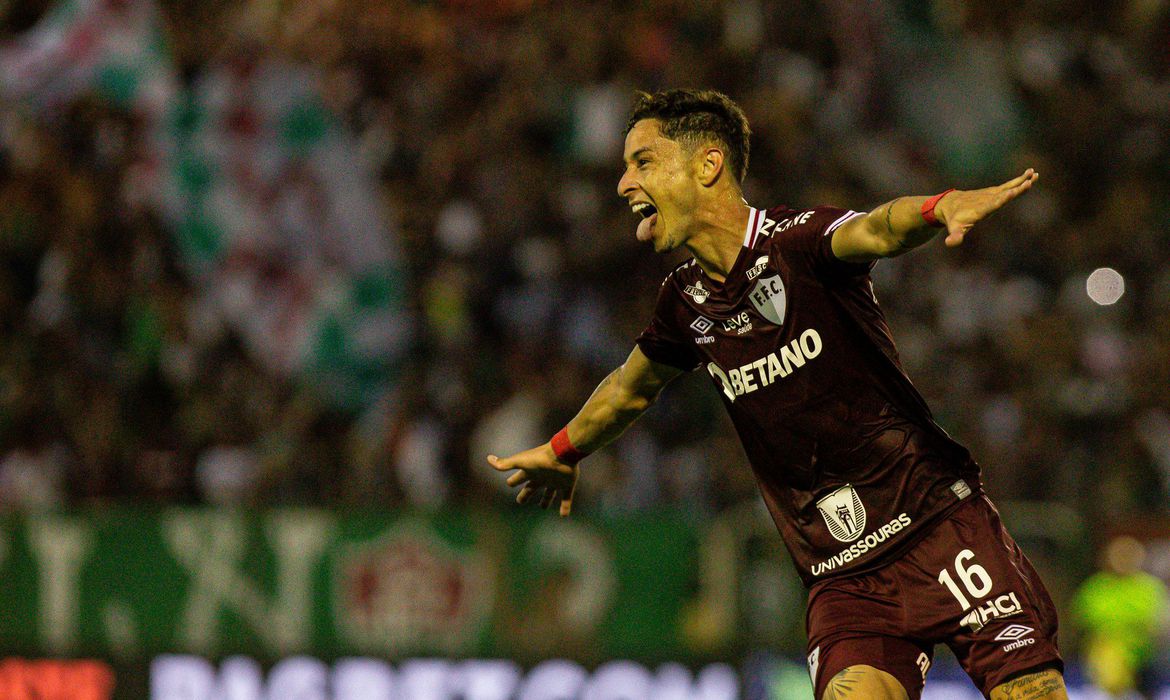 Fluminense vence o Fortaleza e cola no G4 do Brasileirão