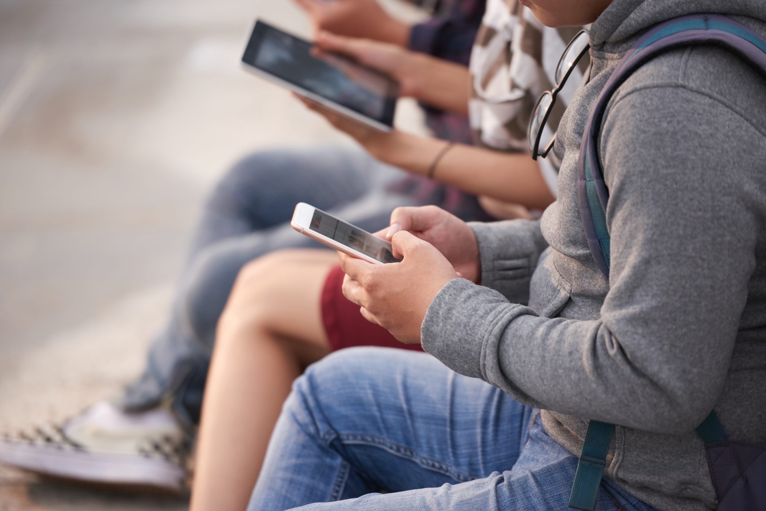 Projeto quer disciplinar o uso de celulares dentro das salas de aula no Paraná