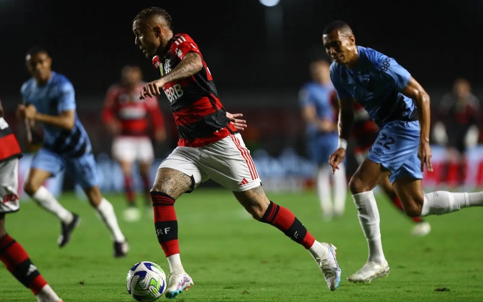 Flamengo perde para Athletico-PR em jogo com vaias e expulsão de Gabigol