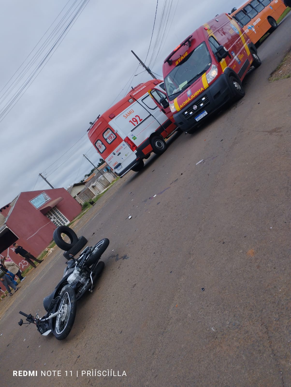 Motociclista fica ferida após acidente com caminhonete no Gralha Azul