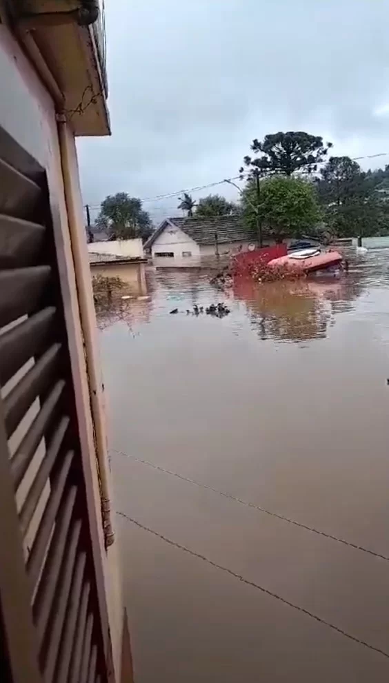 Vídeo: helicópteros resgatam moradores em telhados após ciclone no RS