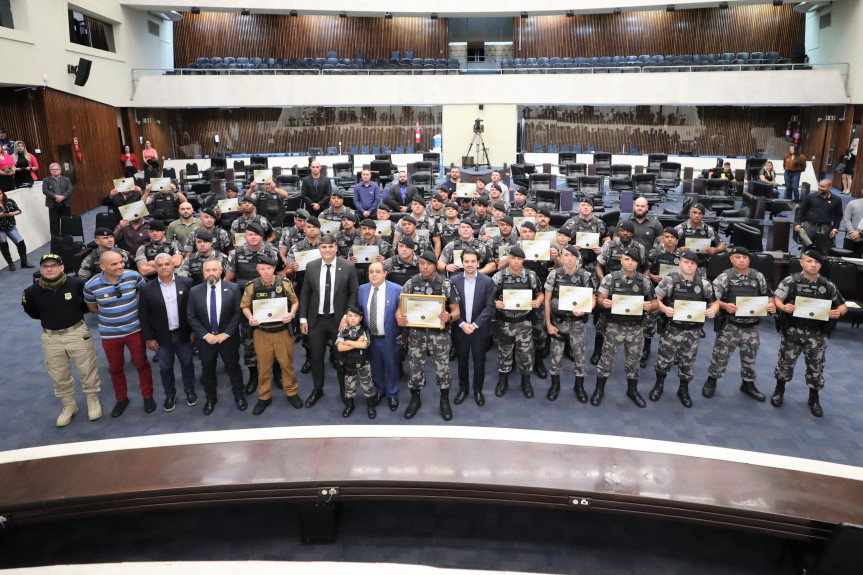 Assembleia Legislativa do Paraná homenageia policiais da RONE