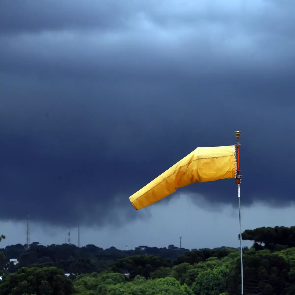 Alerta laranja: Paraná pode ter chuvas com ventos de até 100 km/h