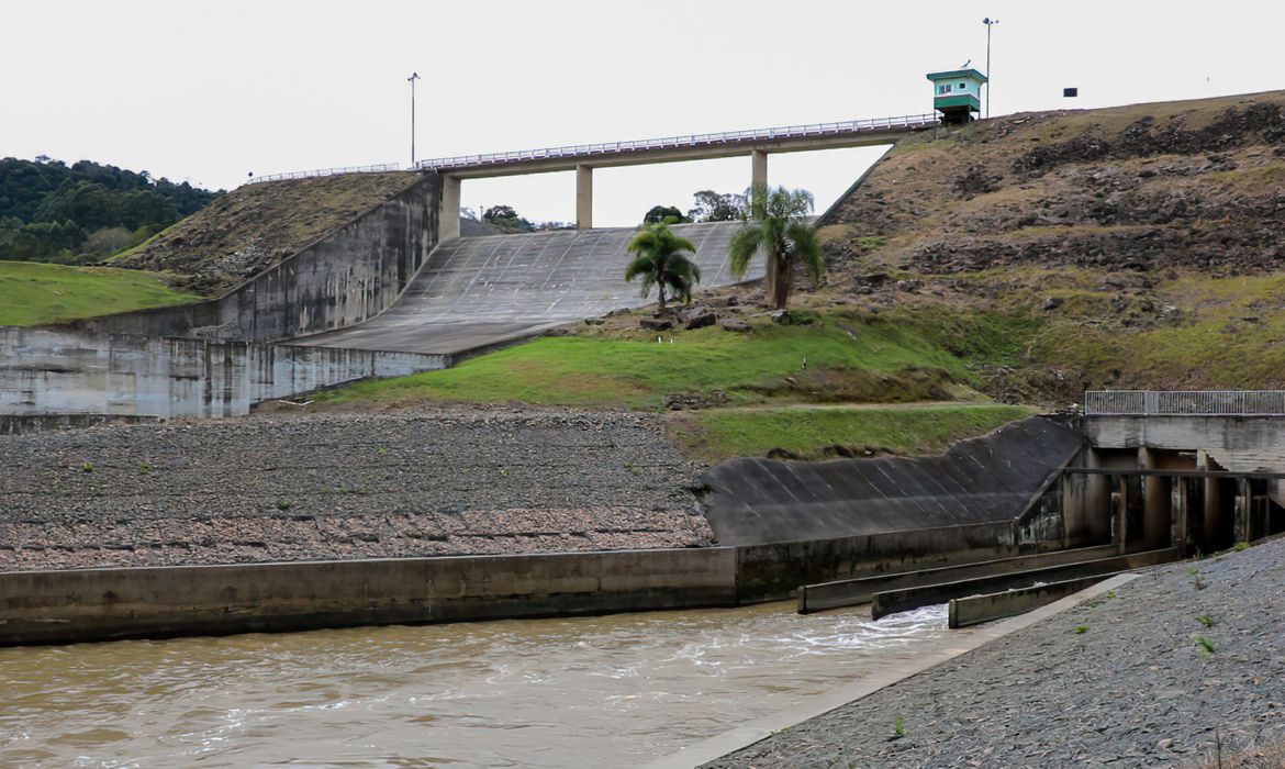 Governador de SC determina abertura de comportas de barragens