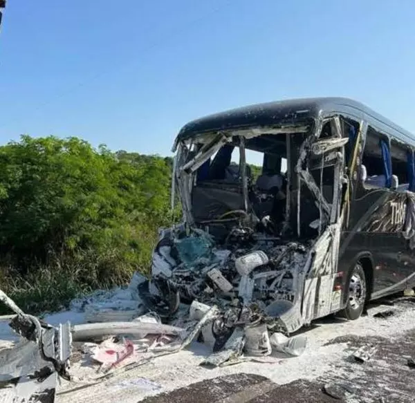 Motorista morre e 24 passageiros ficam feridos em acidente com ônibus, no Paraná