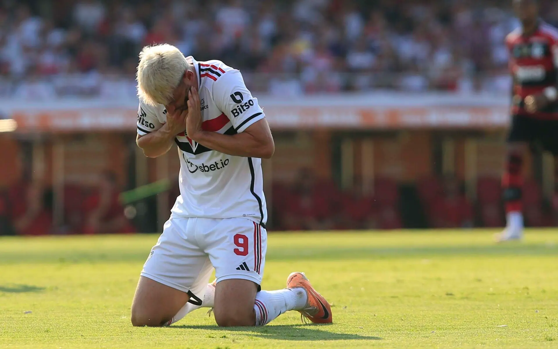  Calleri se despede da temporada do São Paulo