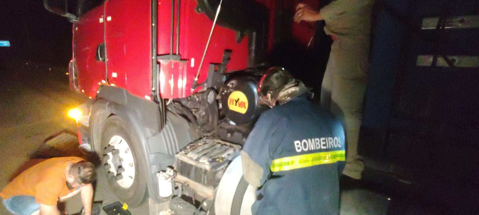 Caminhão quase é tomado pelo fogo em Ponta Grossa