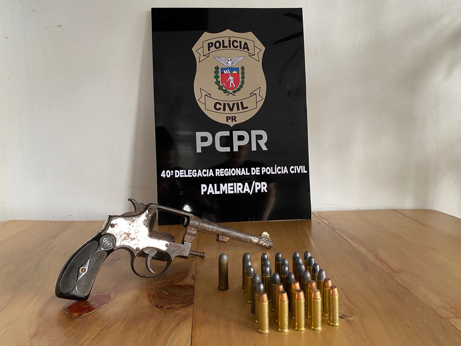 Polícia Civil de Palmeira realiza prisão em flagrante por posse irregular de arma de fogo