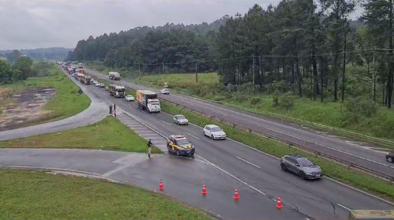 Destombamento de carreta deixa trânsito lento em meia pista na BR-376; Confira vídeo