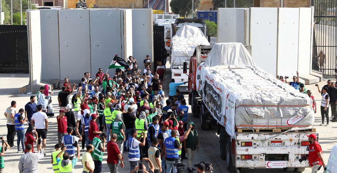 Caminhões com ajuda humanitária entram na Faixa de Gaza