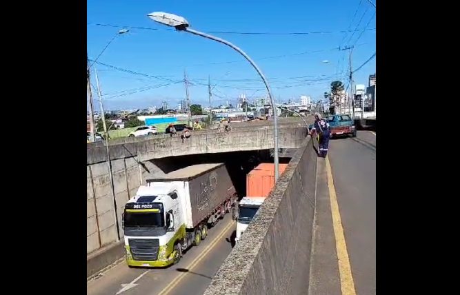 VÍDEO: PM tenta salvar mulher que ameaça se jogar de viaduto do Nova Rússia