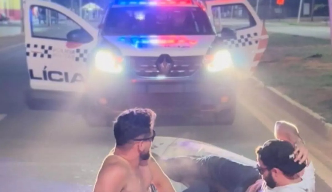 Vídeo: influenciador é flagrado pela polícia ‘surfando’ em colchão puxado por caminhonete